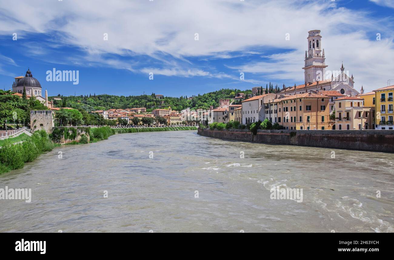 front de mer sur l'adige avec cathédrale dans la vieille ville, vérone, vallée de l'adige, province de vérone, vénétie, italie Banque D'Images