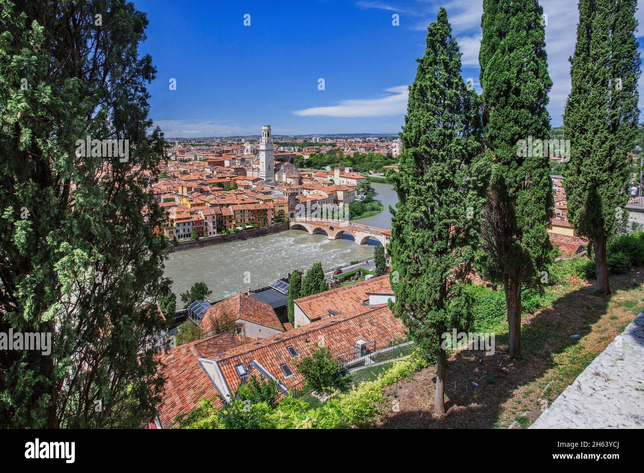 vue sur l'adige et la vieille ville avec ponte pietra et la cathédrale, vérone, vallée de l'adige, province de vérone, vénétie, italie Banque D'Images
