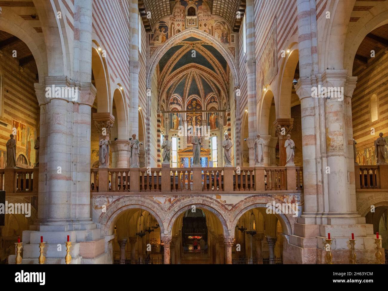 intérieur (nef) de l'église de san zeno maggiore dans la vieille ville, vérone, adige, vallée de l'adige, province de vérone, vénétie, italie Banque D'Images