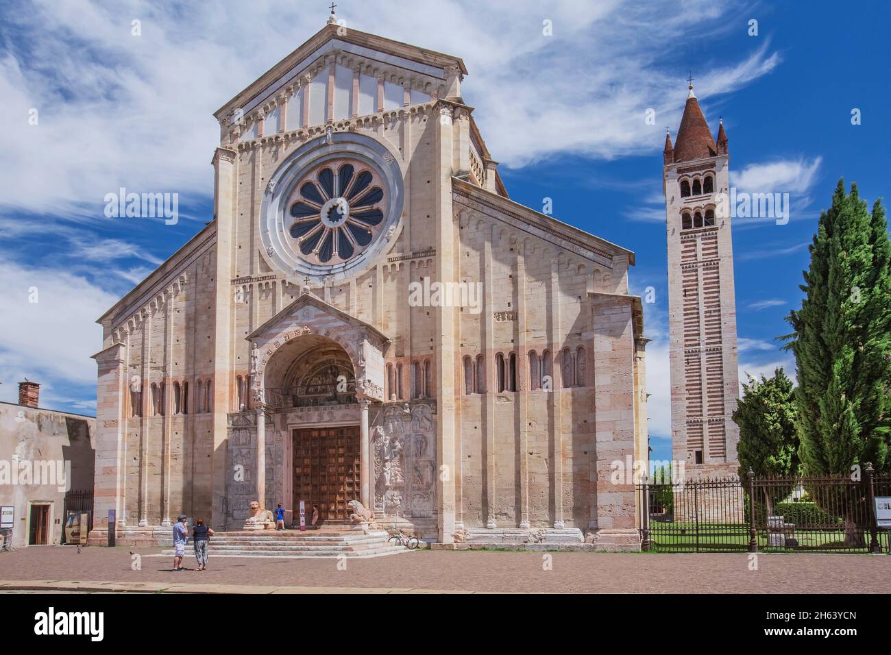 portail de l'église de san zeno maggiore avec clocher dans la vieille ville, vérone, adige, vallée de l'adige, province de vérone, vénétie, italie Banque D'Images