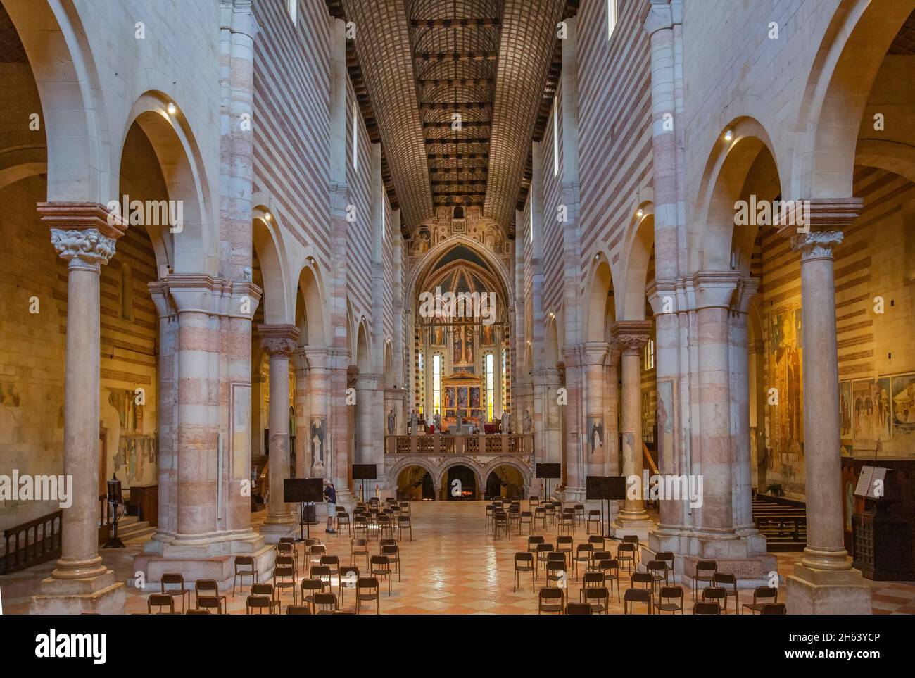intérieur (nef) de l'église de san zeno maggiore dans la vieille ville, vérone, adige, vallée de l'adige, province de vérone, vénétie, italie Banque D'Images
