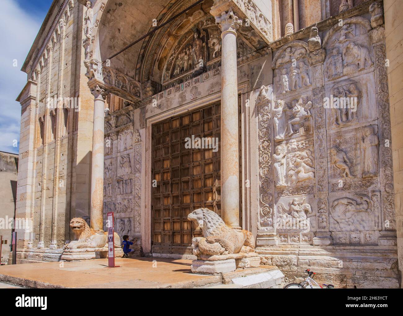 portail de l'église de san zeno maggiore dans la vieille ville,vérone,adige,vallée de l'adige,province de vérone,vénétie,italie Banque D'Images