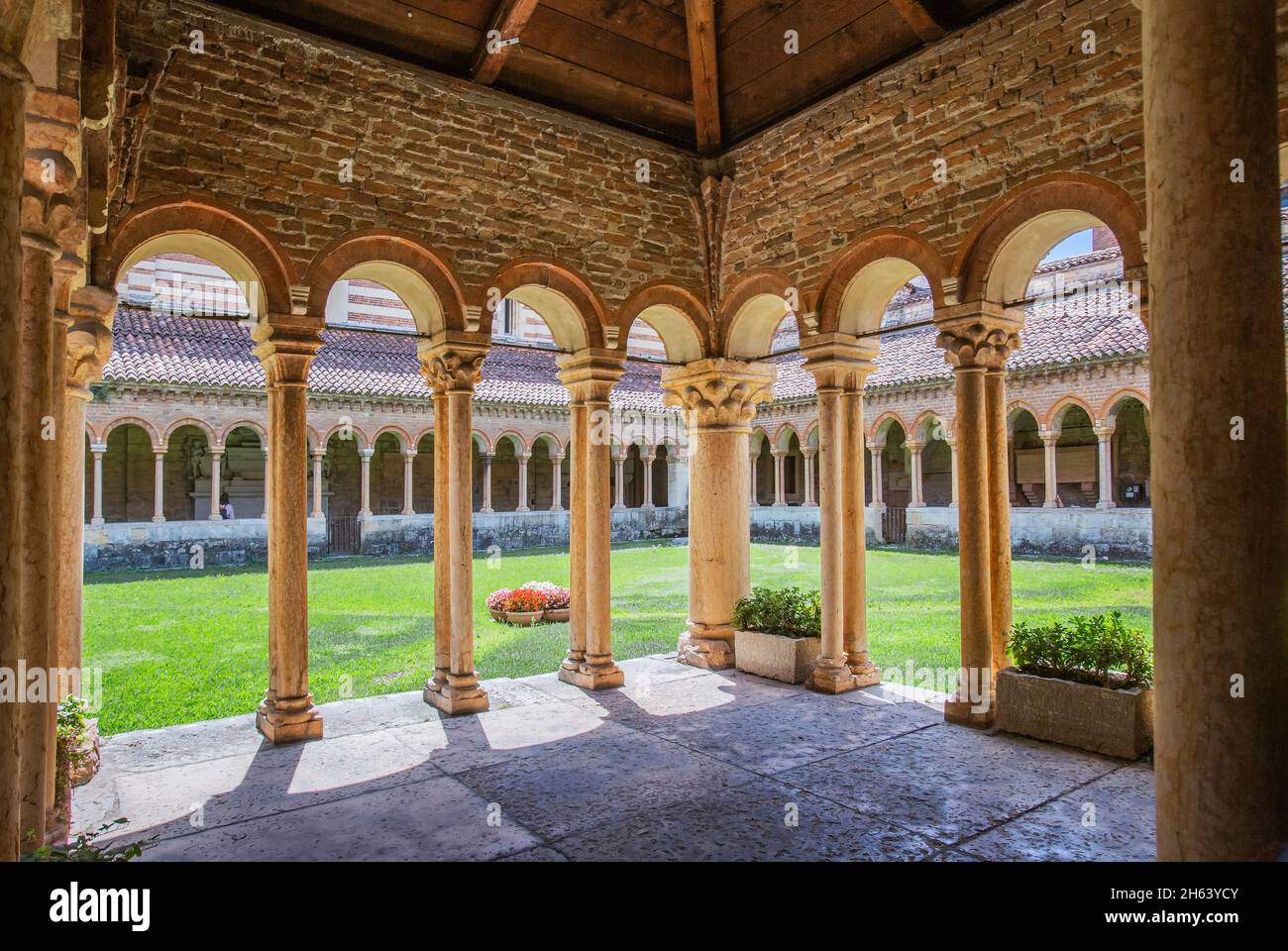 cloître à l'église de san zeno maggiore dans la vieille ville, vérone, adige, vallée de l'adige, province de vérone, vénétie, italie Banque D'Images