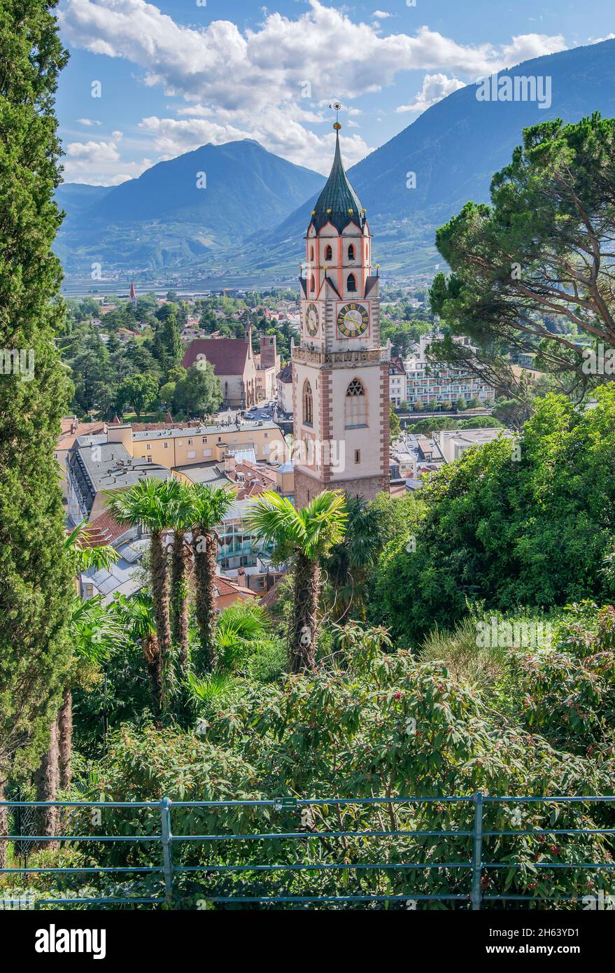 vue sur le centre-ville avec l'église paroissiale de st nikolaus de la tappeinerpromenade,merano,etschtal,burggrafenamt,tyrol du sud,province de bolzano,trentin-haut-adige,italie Banque D'Images