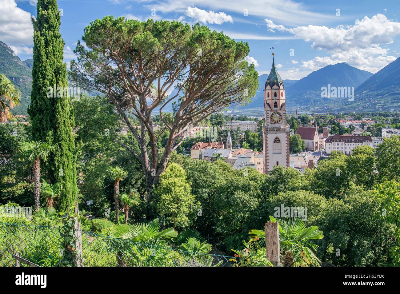 vue sur le centre-ville avec l'église paroissiale de st nikolaus de la tappeinerpromenade,merano,etschtal,burggrafenamt,tyrol du sud,province de bolzano,trentin-haut-adige,italie Banque D'Images