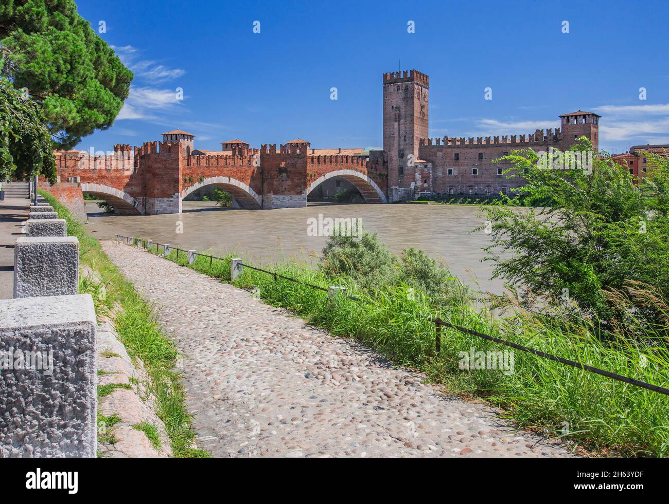 promenade en remblai sur l'adige avec le ponte scaligero à castelvecchio dans la vieille ville, vérone, vallée de l'adige, province de vérone, vénétie, italie Banque D'Images