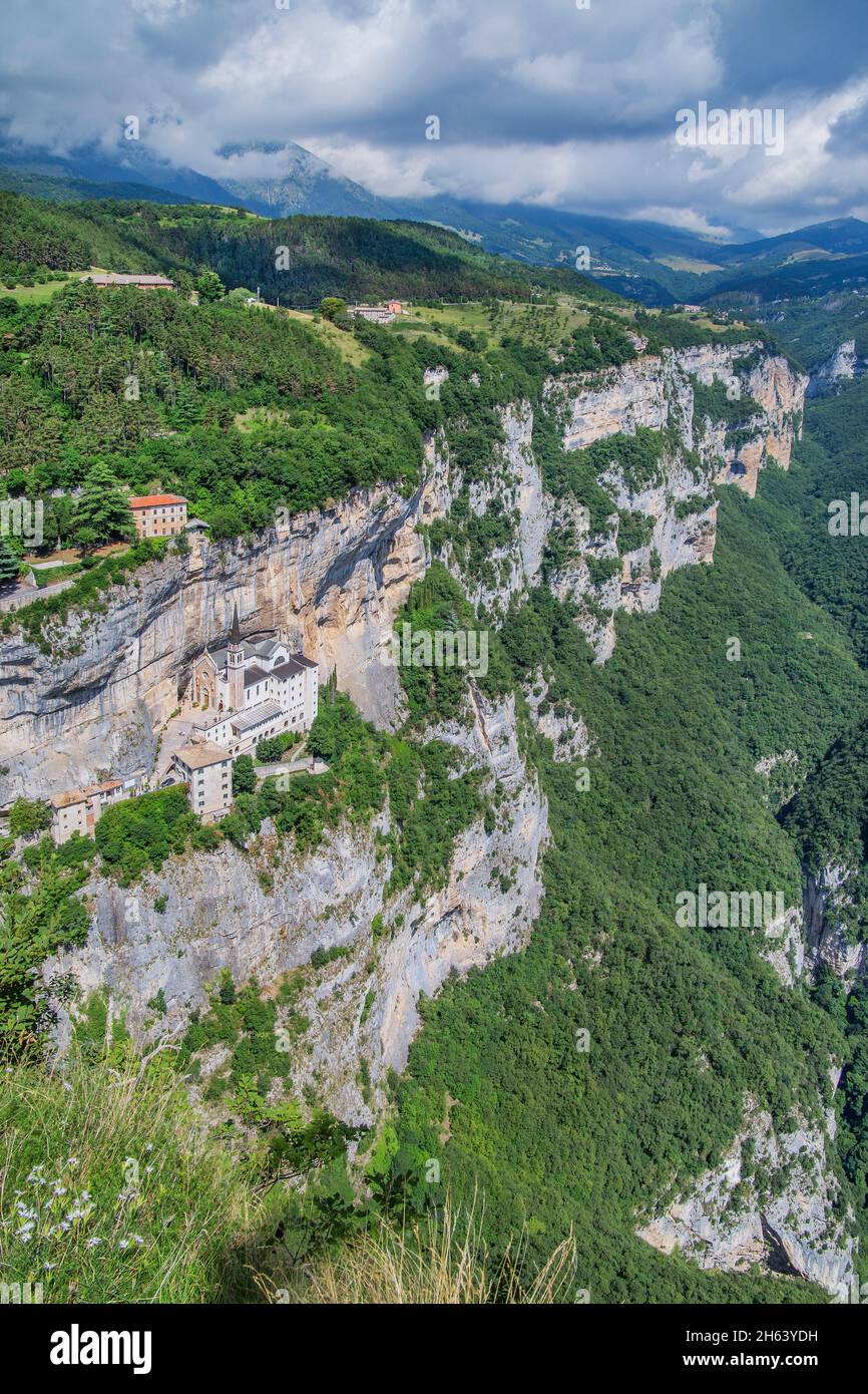 sanctuaire de madonna della corona au-dessus de la vallée de l'adige, spiazzi, ferrara di monte baldo, vallagarina, province de vérone, vénétie, italie Banque D'Images