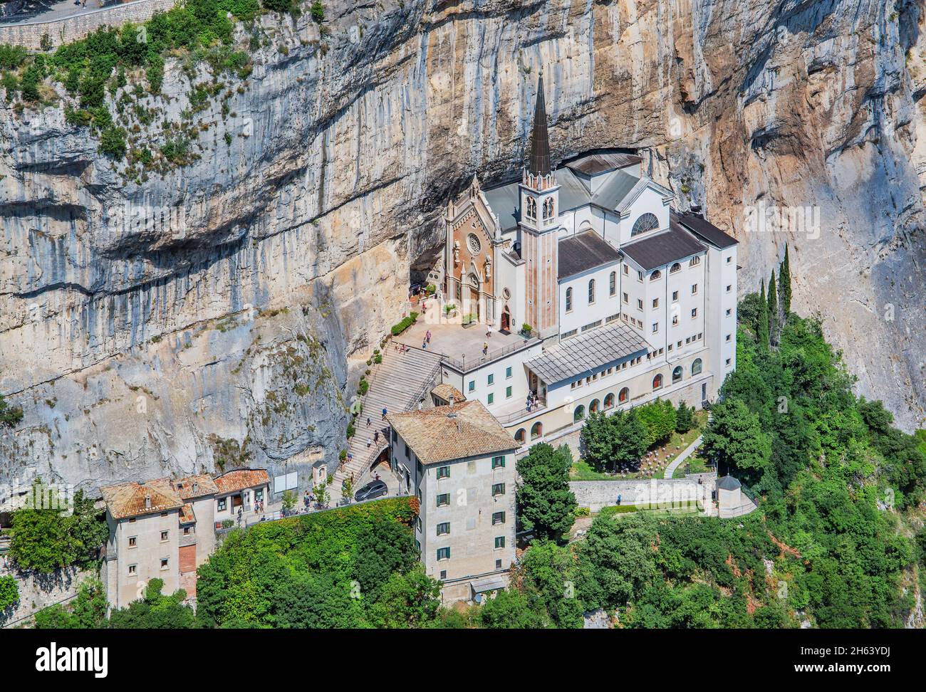 sanctuaire de madonna della corona au-dessus de la vallée de l'adige, spiazzi, ferrara di monte baldo, vallagarina, province de vérone, vénétie, italie Banque D'Images