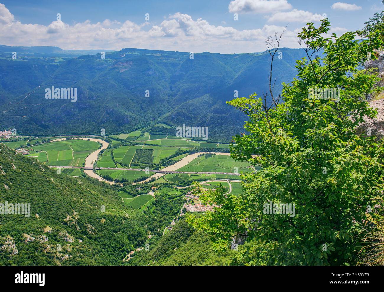 vue sur la vallée de l'adige, spiazzi, ferrara di monte baldo, vallagarina, province de vérone, vénétie, italie Banque D'Images