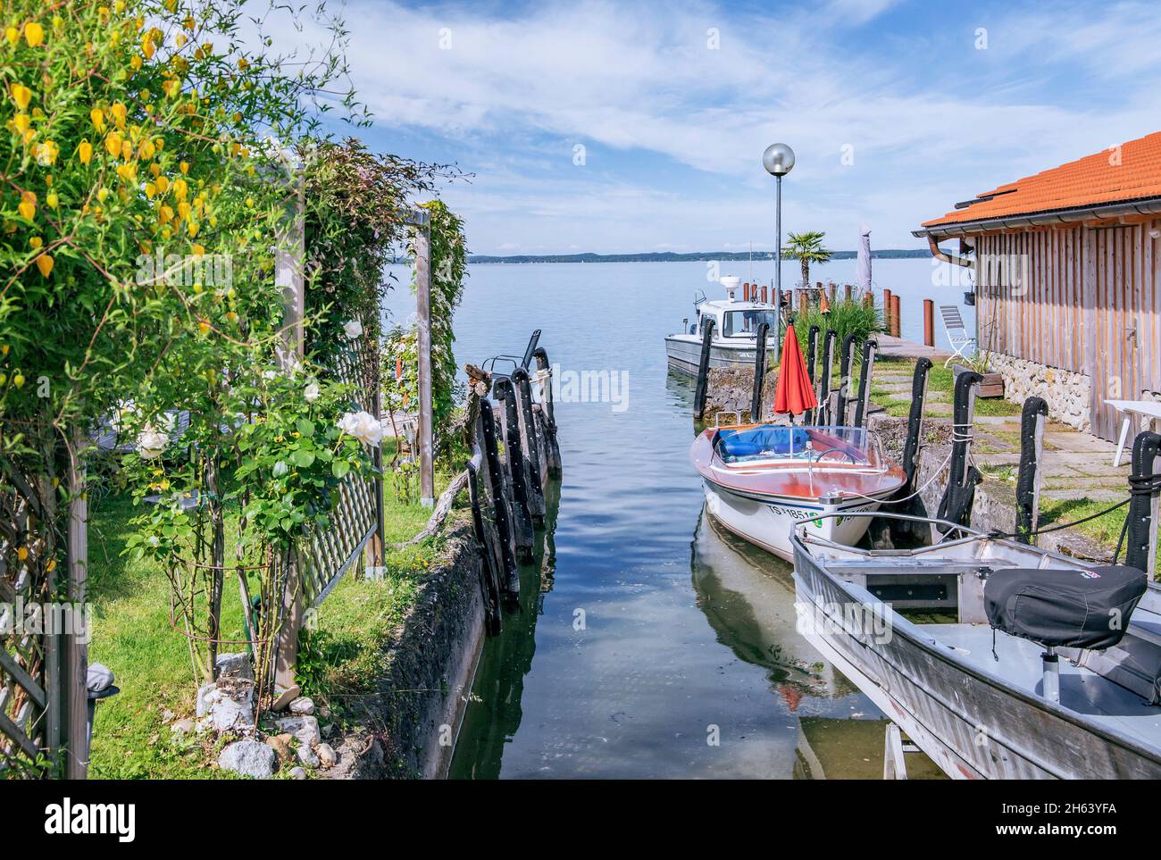 front de mer avec petit port de bateau,fraueninsel,municipalité chiemsee,chiemsee,chiemgau,haute-bavière,bavière,allemagne Banque D'Images