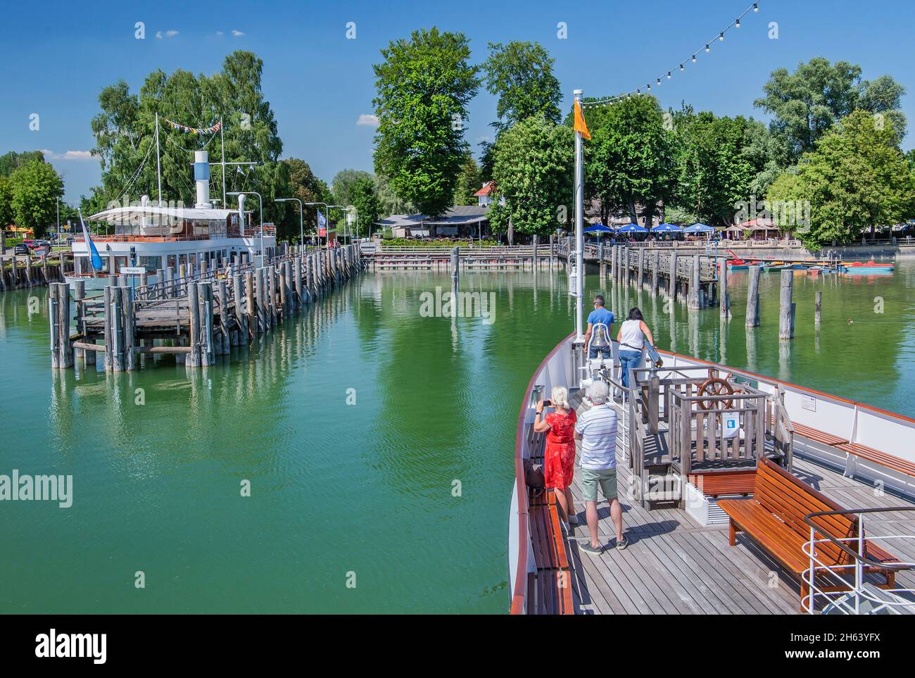 a l'avant du bateau à aubes historique diessen sur la jetée, stegen, ammersee, voralpensee, alpestre, haute-bavière, bavière, allemagne Banque D'Images