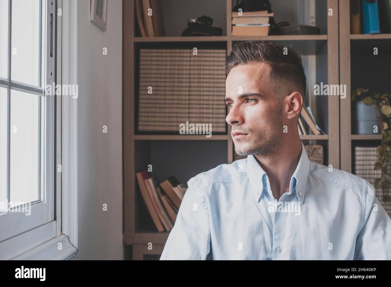 réflexion caucasienne regardant l'écran d'ordinateur portable, réflexion sur le travail, homme d'affaires indépendant travaillant dans un projet difficile. homme d'affaires se préparant à la maison dans le bureau à l'intérieur. Banque D'Images