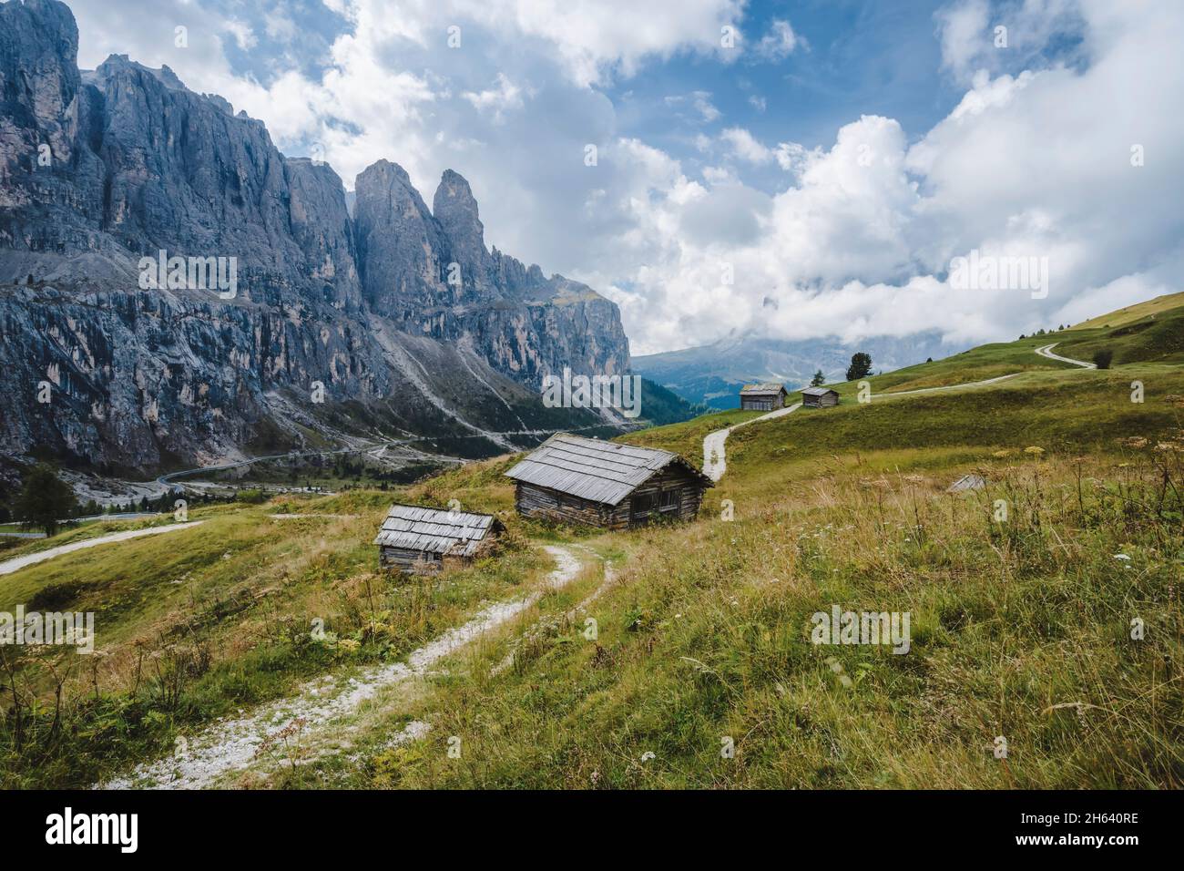 sentier de randonnée le long des montagnes du groupe de passo sella dans les dolomites, tyrol du sud, italie, europe. Banque D'Images