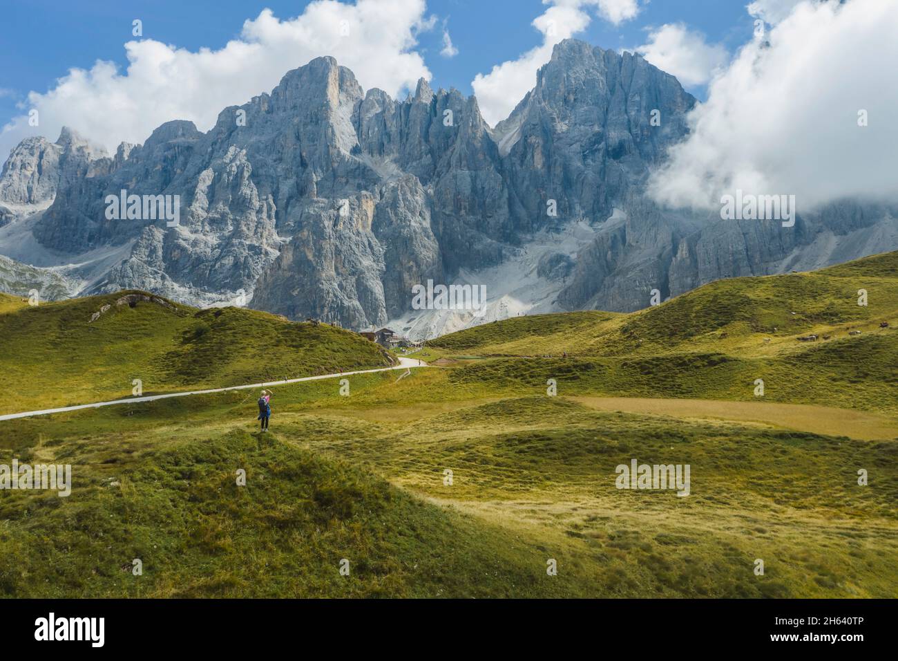 femme voyageur en face de pâle di san martino près de passo rolle dolomiti,italie,europe. Banque D'Images