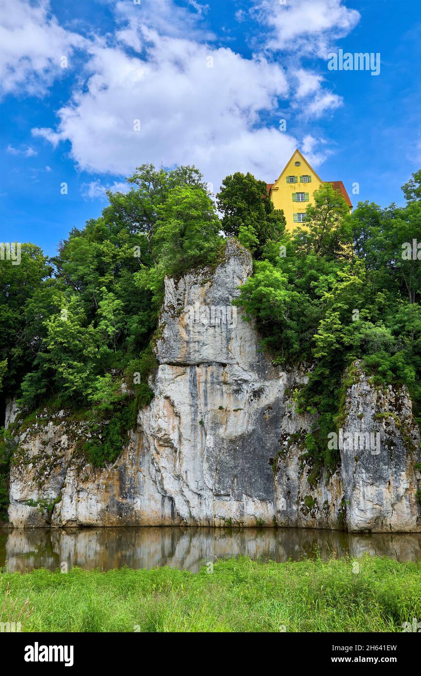 maison jaune sur un rocher au-dessus du danube Banque D'Images maison jaune sur un rocher au-dessus du danube Banque D'Images