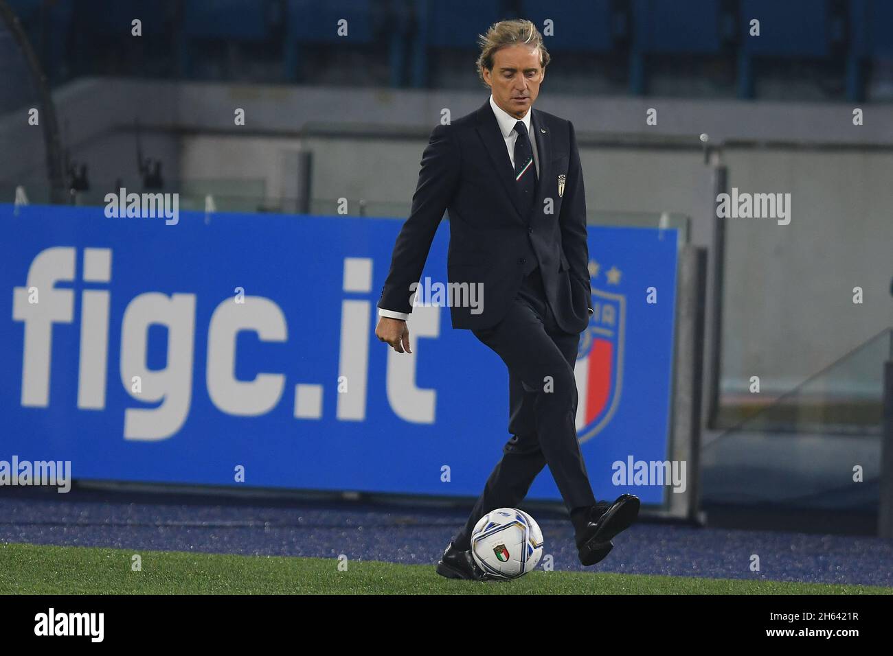ROME, ITALIE - novembre 12 : l'entraîneur en chef Roberto Mancini d'Italie prend le ballon lors du match de football du groupe C des qualificatifs de coupe du monde entre l'Italie et S. Banque D'Images
