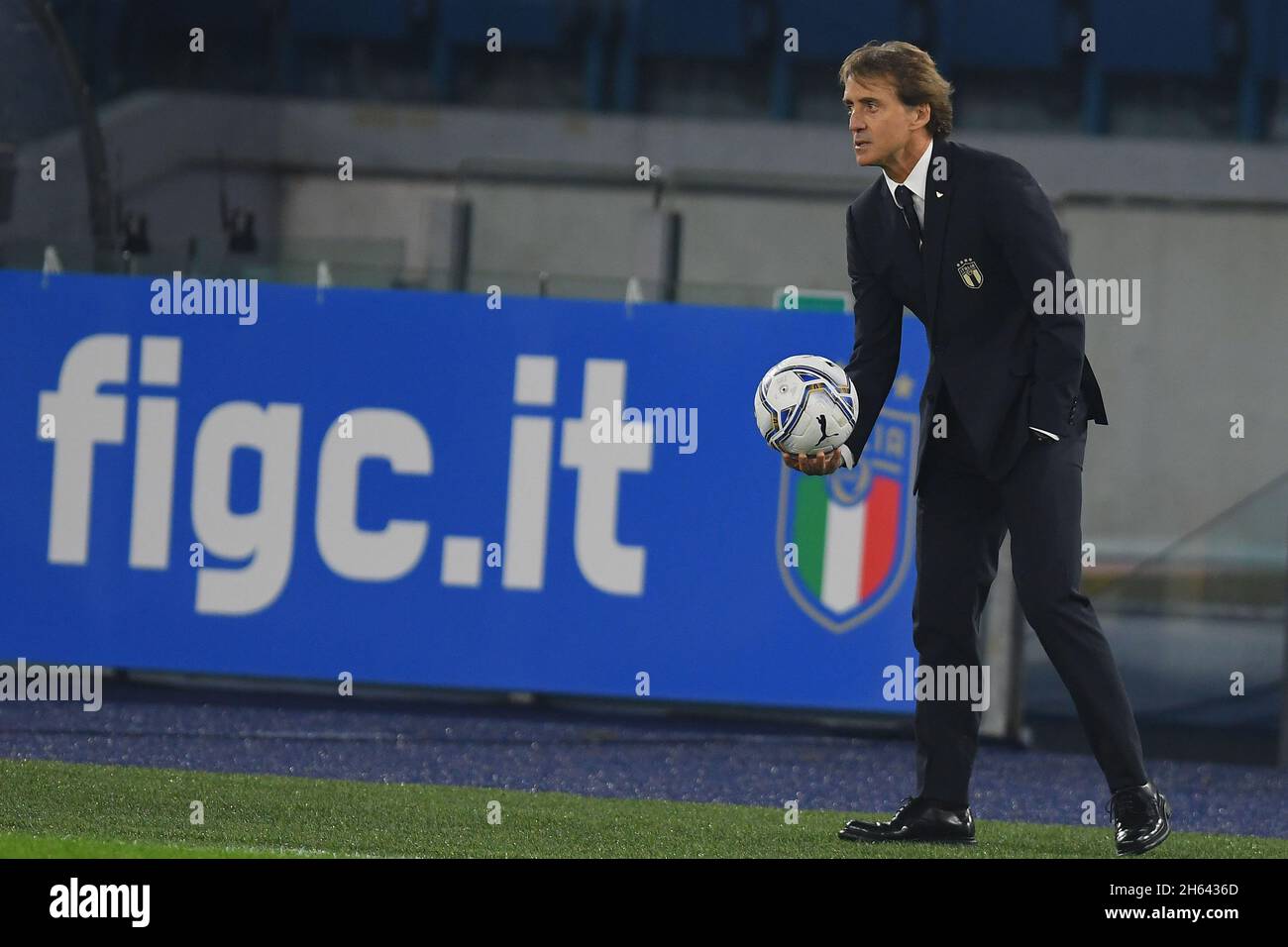 ROME, ITALIE - novembre 12 : l'entraîneur en chef Roberto Mancini d'Italie prend le ballon lors du match de football du groupe C des qualificatifs de coupe du monde entre l'Italie et S. Banque D'Images