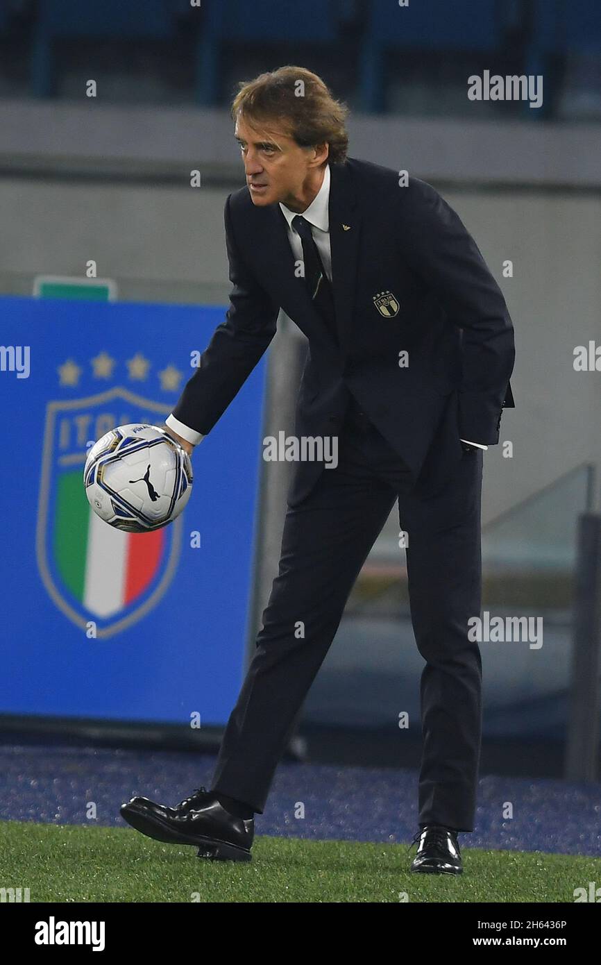 ROME, ITALIE - novembre 12 : l'entraîneur en chef Roberto Mancini d'Italie prend le ballon lors du match de football du groupe C des qualificatifs de coupe du monde entre l'Italie et S. Banque D'Images