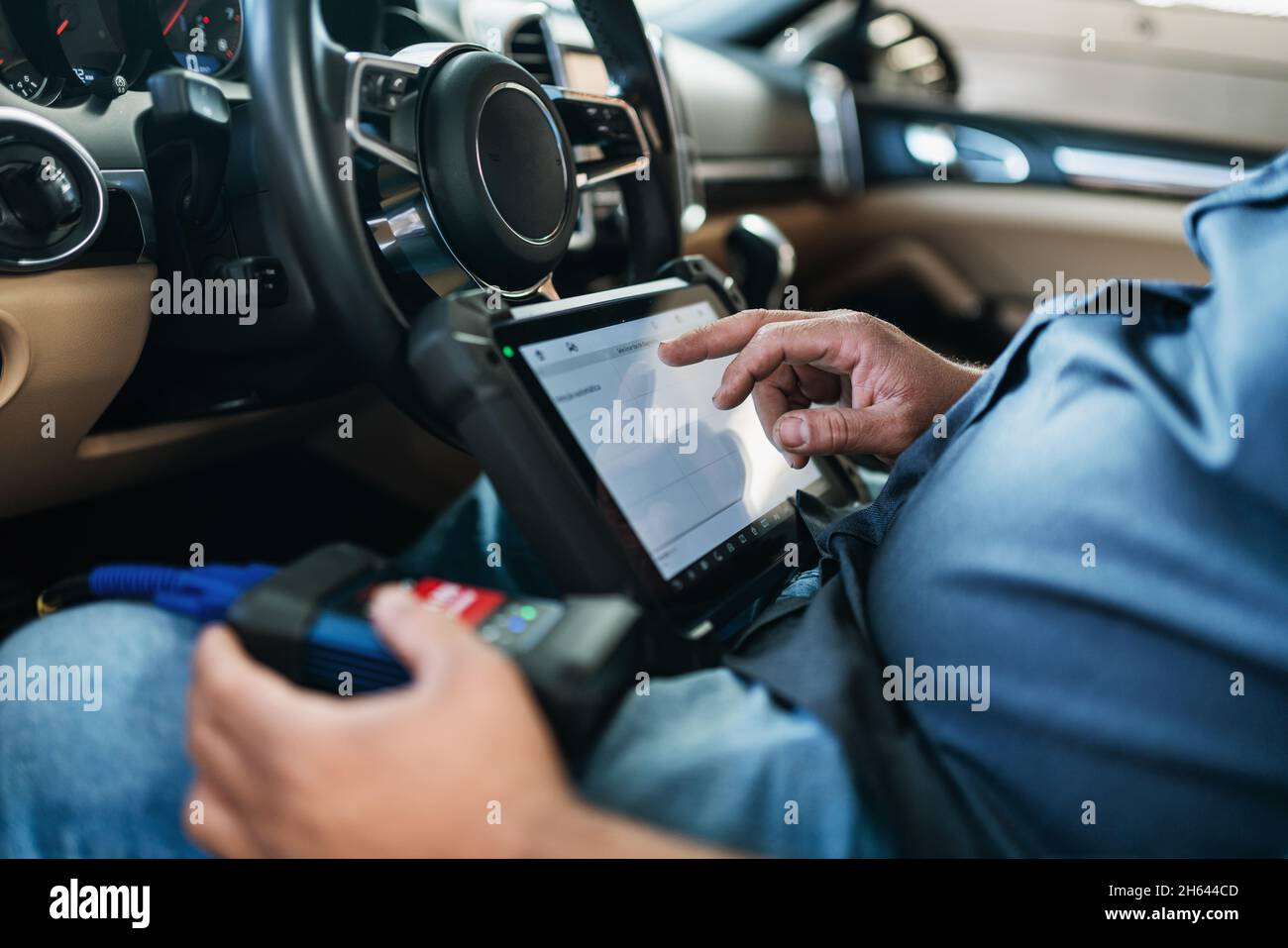 Diagnostic de la voiture.Inspection technique, électronique automobile.Un Latin est équipé d'un périphérique de numérisation. Banque D'Images