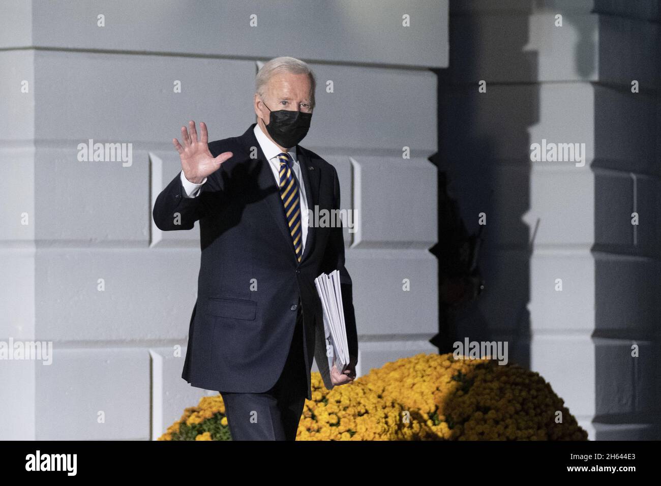 Washington DC, États-Unis.12 novembre 2021.Le président des États-Unis Joe Biden quitte la Maison Blanche à Washington, DC, pour se rendre à Camp David le vendredi 12 novembre 2021.Photo de Chris Kleponis/UPI crédit: UPI/Alay Live News Banque D'Images