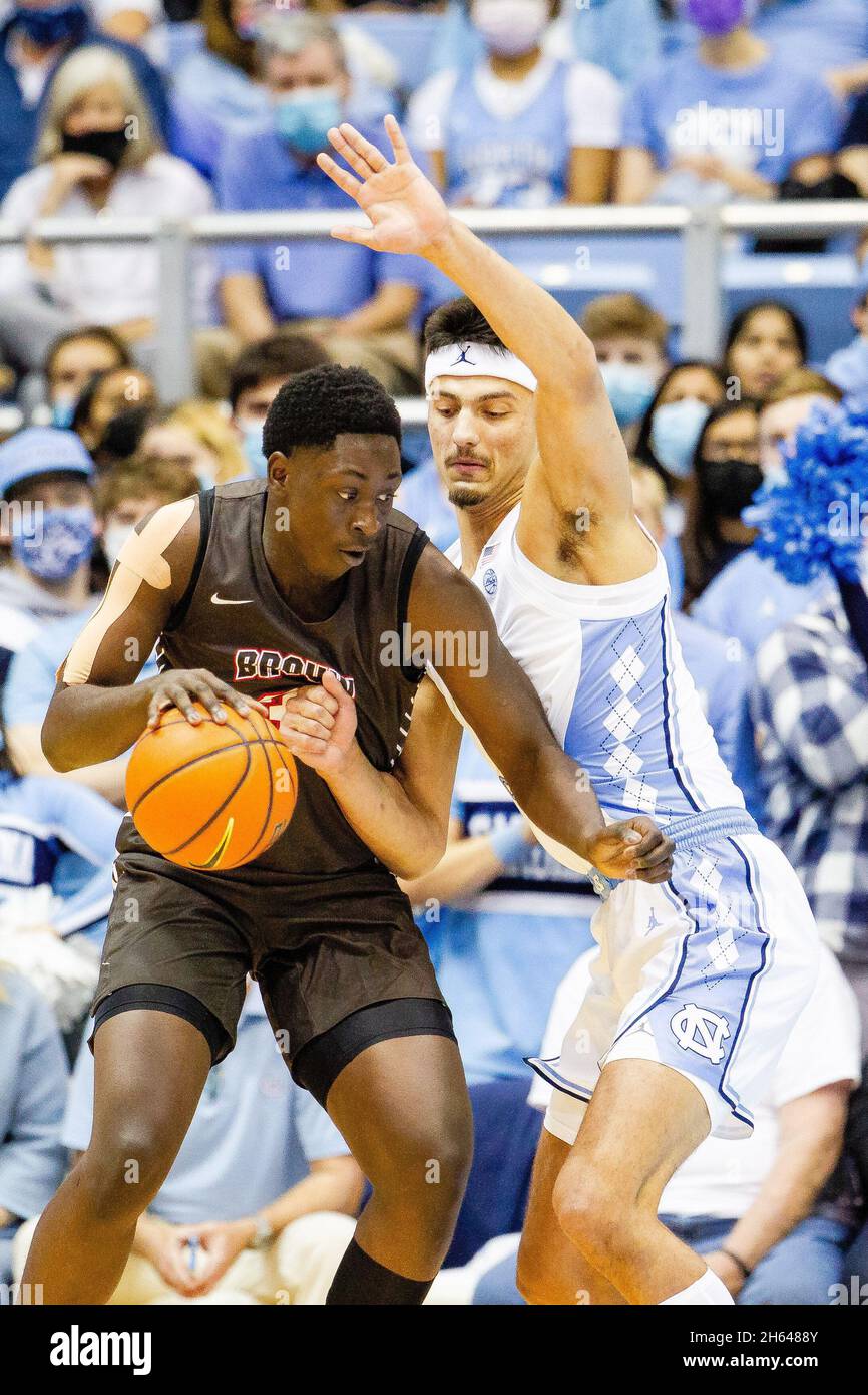 Chapel Hill, Caroline du Nord, États-Unis.12 novembre 2021.Les ours bruns en avant Nana Owusu-Anane (31) se déplace sur North Carolina Tar Heels en avant Dawson Garcia (13) pendant la première moitié du match de basketball de la NCAA au Dean Smith Centre de Chapel Hill, en Caroline du Nord.(Scott Kinser/Cal Sport Media).Crédit : csm/Alay Live News Banque D'Images