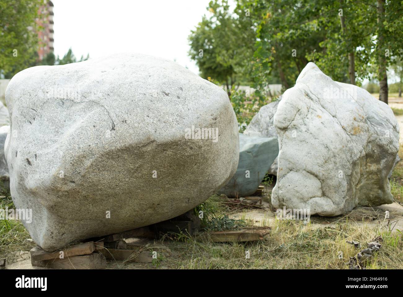 Deux grands blocs gris à proximité dans le parc de la ville.La texture de la pierre, le design décoratif des parcs en Russie.Prise de vue en extérieur.Marche autour Banque D'Images