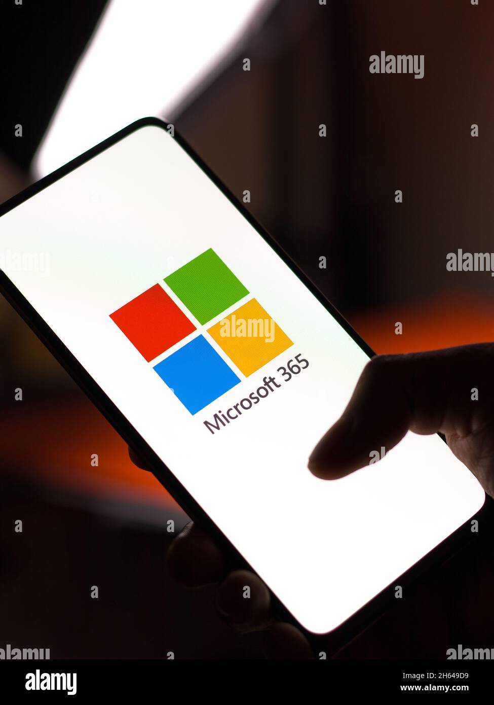 West Bangal, Inde - 11 novembre 2021 : logo Microsoft 365 sur image de stock d'écran de téléphone. Banque D'Images