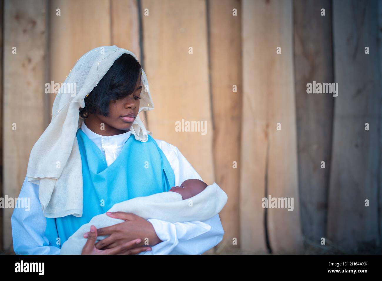 Représentation vierge africaine de marie tenant un bébé dans les armes Banque D'Images