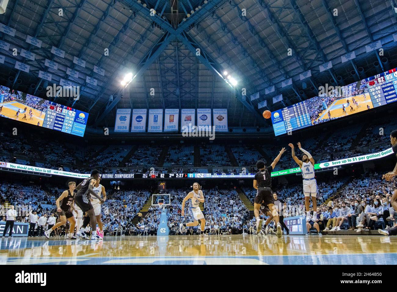 Caroline du Nord, États-Unis.12 novembre 2021.12 novembre 2021 : le garde des ours bruns Dan Friday (1) protège la Caroline du Nord Tar Heels Guard R.J.Davis (4) en filant trois au cours de la deuxième moitié du match de basketball de la NCAA au Dean Smith Centre de Chapel Hill, en Caroline du Nord.(Scott Kinser/Cal Sport Media) crédit : CAL Sport Media/Alay Live News Banque D'Images