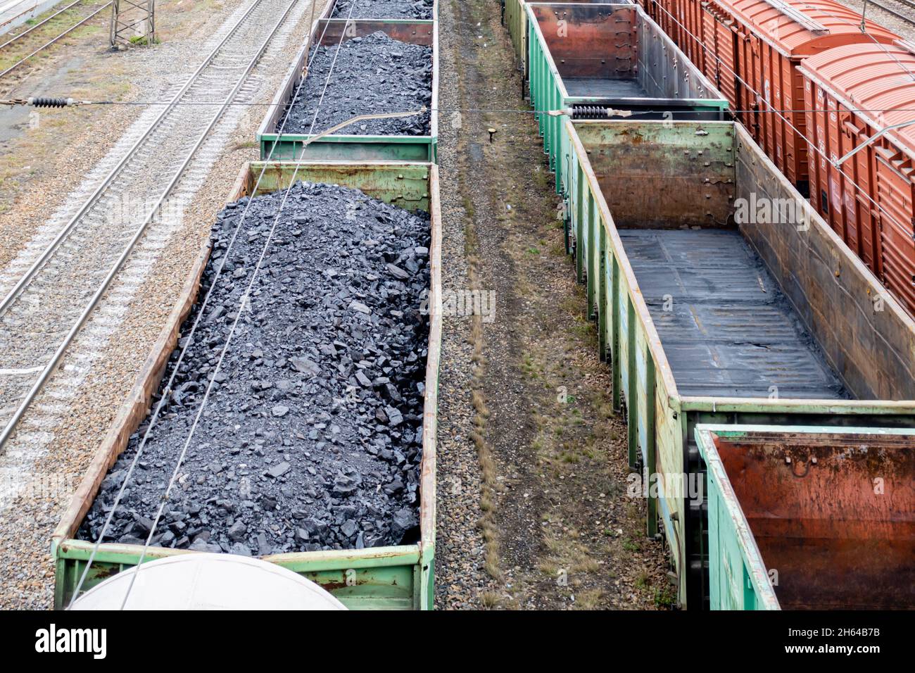 Trains de marchandises wagons ouverts chargés de cargaison de charbon, stationnaires dans un dépôt sur rails.Karaganda, Kazakhstan, Asie centrale Banque D'Images