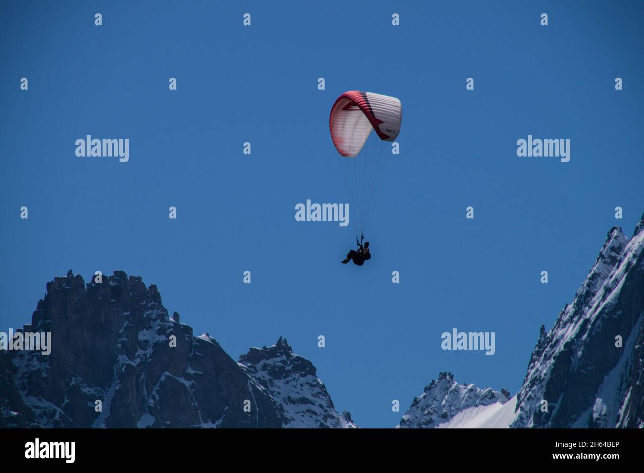 Homme aventureux parapente dans le ciel bleu en France Banque D'Images