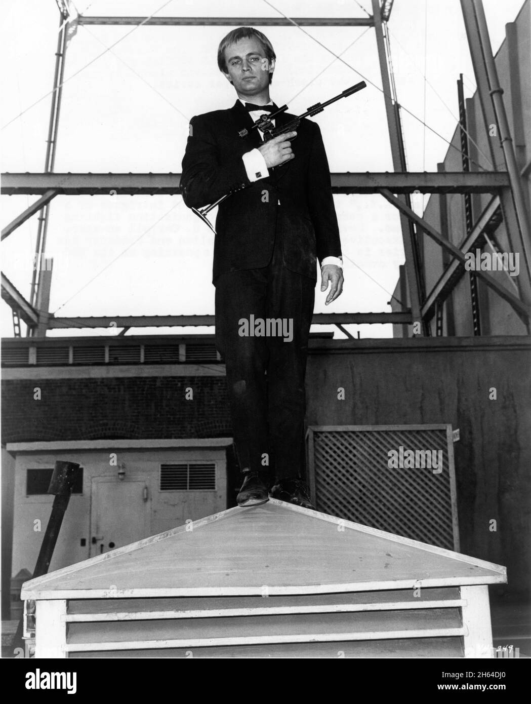 DAVID McCallum comme Illya Kuryakin en 1964 avec Uncle Special Gun (pistolet-fusil-mitrailleuse) pose publicitaire pour L'HOMME DE l'U.N.C.L.E.US TV Series 1964 - 1968) créateur Sam Rolfe Arena Productions / MGM Television Banque D'Images