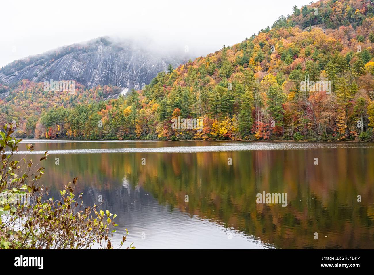 Brume de montagne et feuilles d'automne colorées au pittoresque lac Fairfield, dans la magnifique vallée de Sapphire, en Caroline du Nord.(ÉTATS-UNIS) Banque D'Images