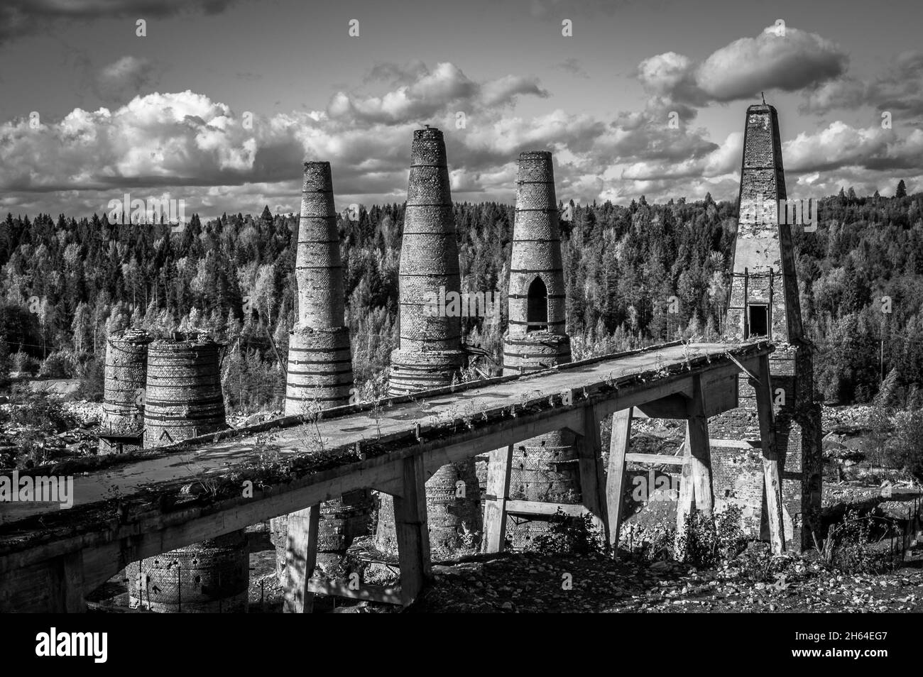 Ruines d'une usine de marbre abandonnée et de fours à chaux dans le parc de montagne de Ruskeala.Carélie, Russie.Noir et blanc. Banque D'Images