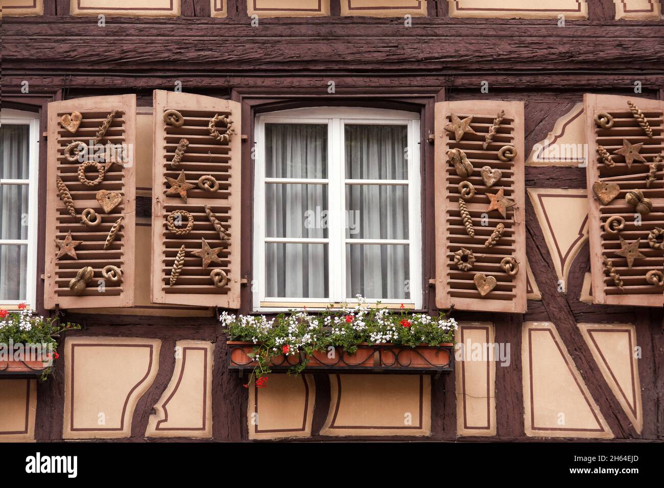 Colmar, France - 27 mai 2012 : une grande fenêtre décorée de produits de boulangerie sur une maison traditionnelle à colombages, Colmar, France Banque D'Images