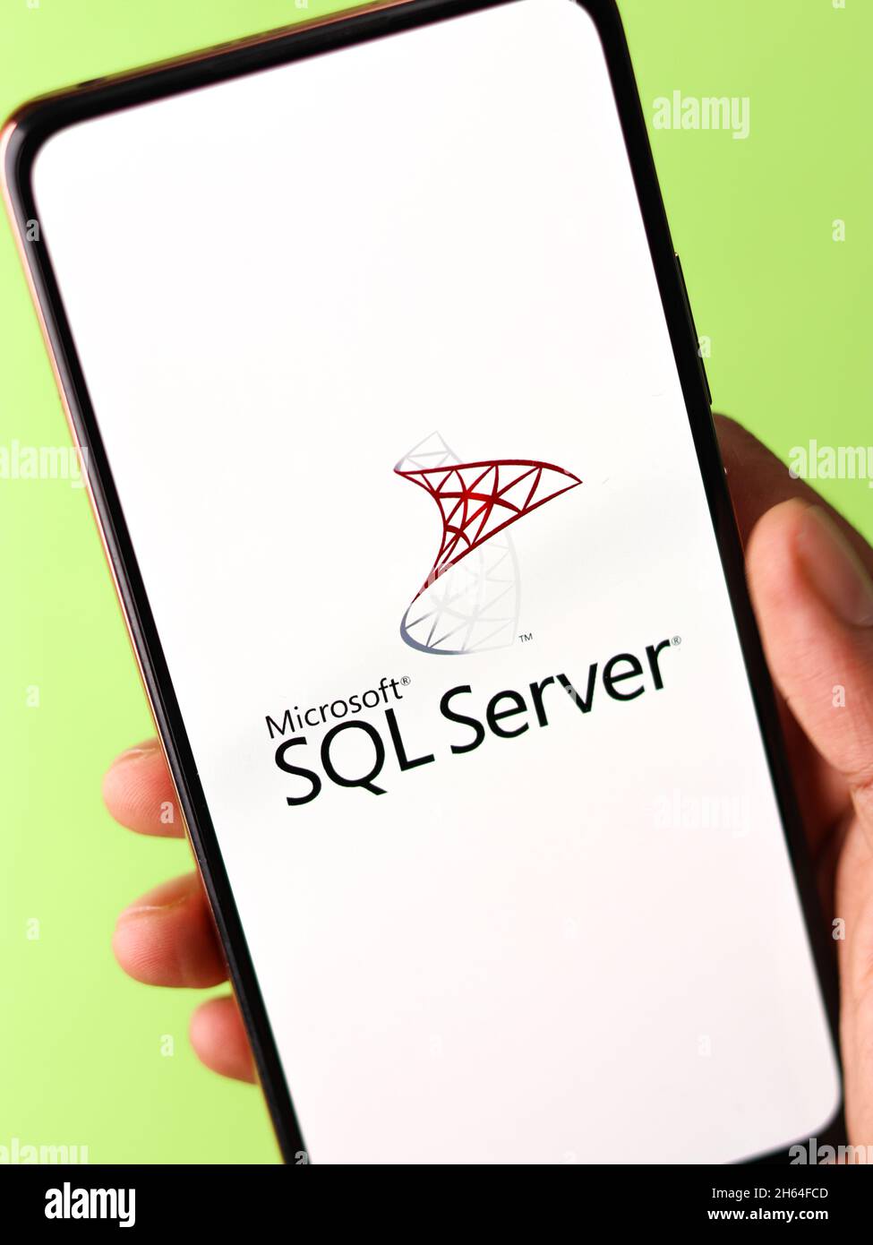 West Bangal, Inde - 11 novembre 2021 : logo Microsoft SQL Server sur image de stock d'écran de téléphone. Banque D'Images