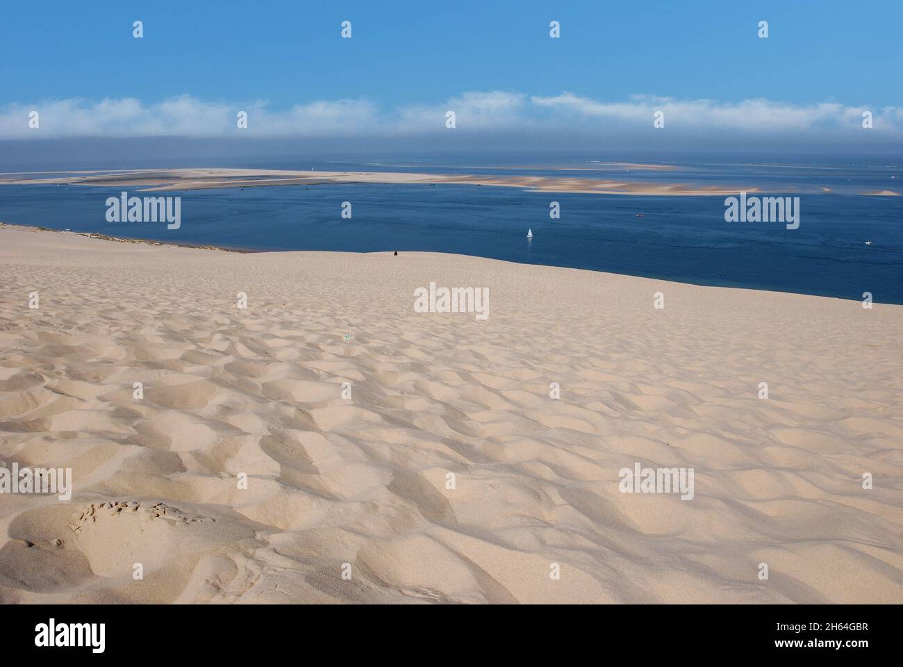 Vue panoramique de haut niveau depuis la dune de Pilat ou la dune du Pilat au sud-ouest de Bordeaux, en France, surplombant la mer ; dune de sable la plus haute Banque D'Images