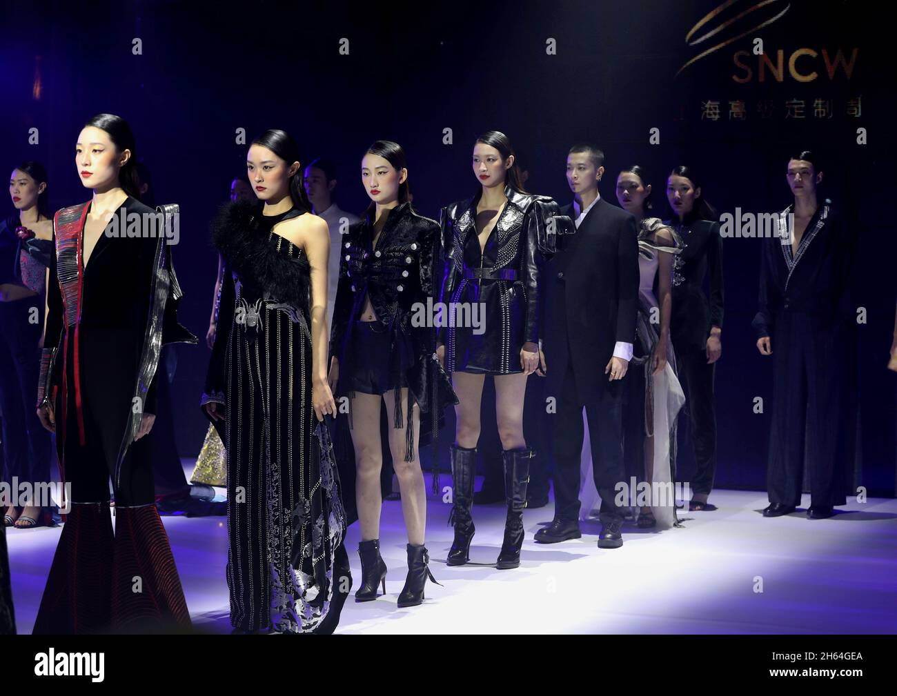 Shanghai.12 novembre 2021.Les modèles présentent des créations durant la semaine de la Nouvelle Couture de Shanghai 2021 à Shanghai, en Chine orientale, le 12 novembre 2021.La semaine de la Couture se tient à la fois en ligne et hors ligne à Shanghai du 12 au 17 novembre, avec des événements tels que des spectacles de passerelle, des expositions immersives et des salons culturels.Credit: Liu Ying/Xinhua/Alay Live News Banque D'Images