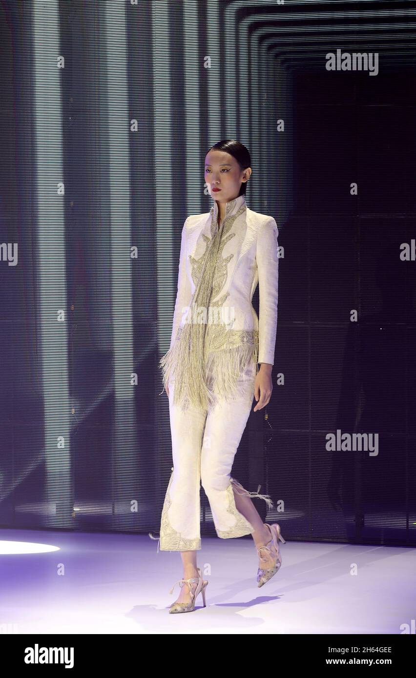 Shanghai.12 novembre 2021.Un modèle présente une création lors de la semaine de la Nouvelle Couture de Shanghai 2021 à Shanghai, en Chine orientale, le 12 novembre 2021.La semaine de la Couture se tient à la fois en ligne et hors ligne à Shanghai du 12 au 17 novembre, avec des événements tels que des spectacles de passerelle, des expositions immersives et des salons culturels.Credit: Liu Ying/Xinhua/Alay Live News Banque D'Images