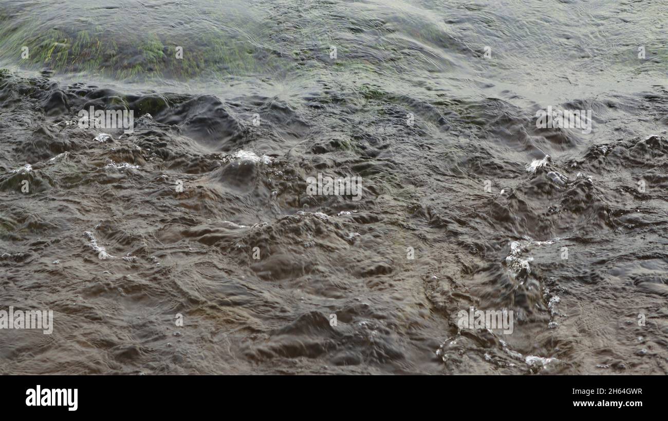 Le flux d'eau propre de précision est beau à regarder Banque D'Images
