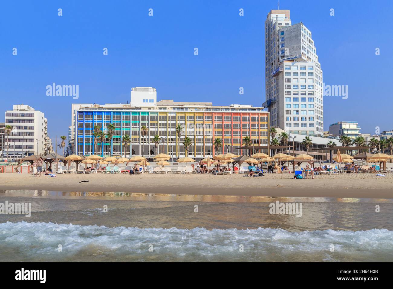 TEL AVIV, ISRAËL - 19 SEPTEMBRE 2017 : c'est l'une des plages urbaines de la ville à côté de la promenade moderne. Banque D'Images