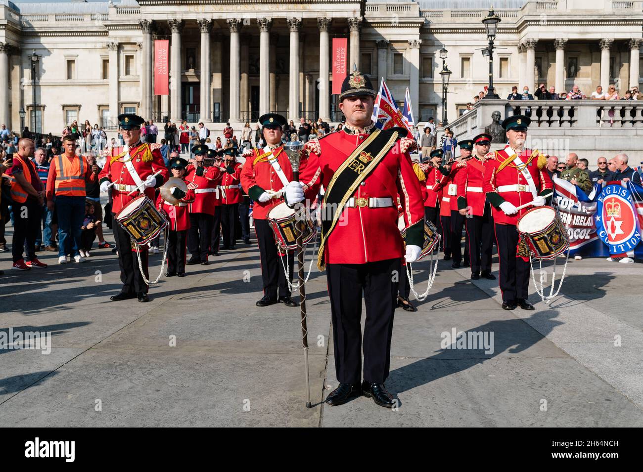 Londres, Royaume-Uni.9 octobre 2021.Les partisans du protocole anti-Irlande du Nord marchent vers Downing Street contre la frontière maritime irlandaise Banque D'Images