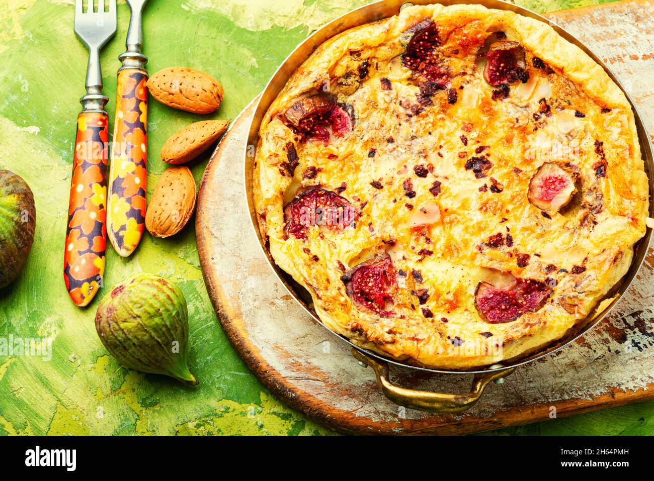 Omelette délicieuse aux figues et aux amandes. Petit déjeuner sain Banque D'Images
