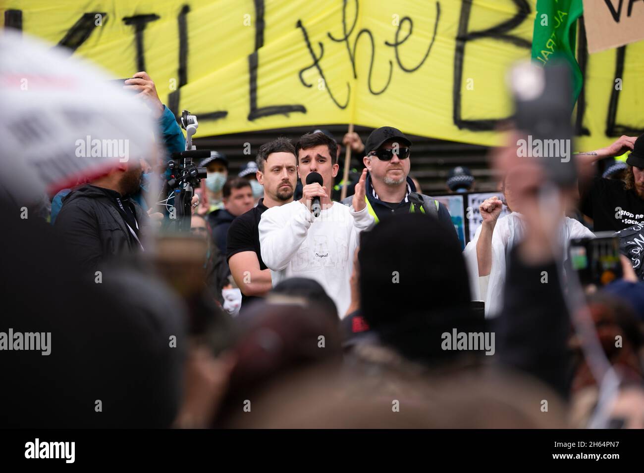 Melbourne, Australie.13 novembre 2021.Un homme est vu parler à la foule lors d'une manifestation contre le gouvernement d'Andrew lors des marches du Parlement d'État à Melbourne.Des milliers de manifestants ont enduré la pluie pour lutter contre les mandats de vaccination ainsi que contre le projet de loi draconien sur la pandémie du gouvernement Andrews.Crédit : Dave Helison/Speed Media/Alamy Live News Banque D'Images