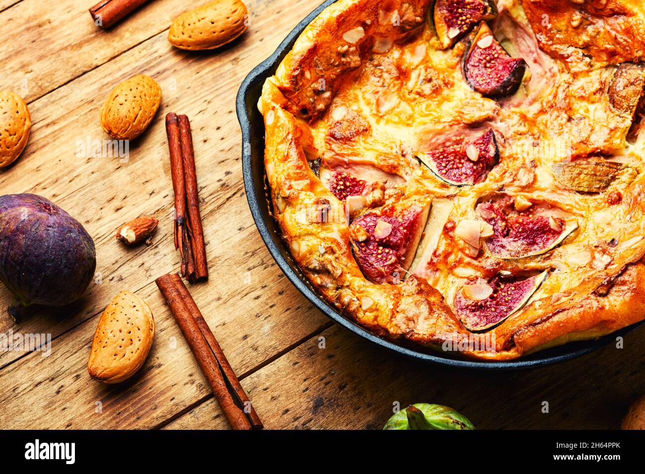 Omelette délicieuse avec figues et amandes.petit déjeuner sain, surface en bois Banque D'Images