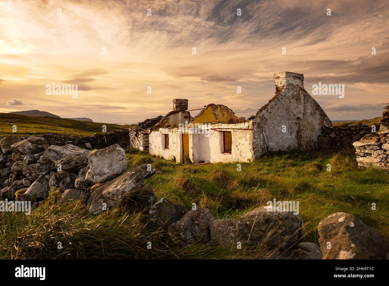 Ancien cottage rural abandonné situé sur l'île éloignée de Doagh, Co Donegal à l'ouest de l'Irlande. Banque D'Images