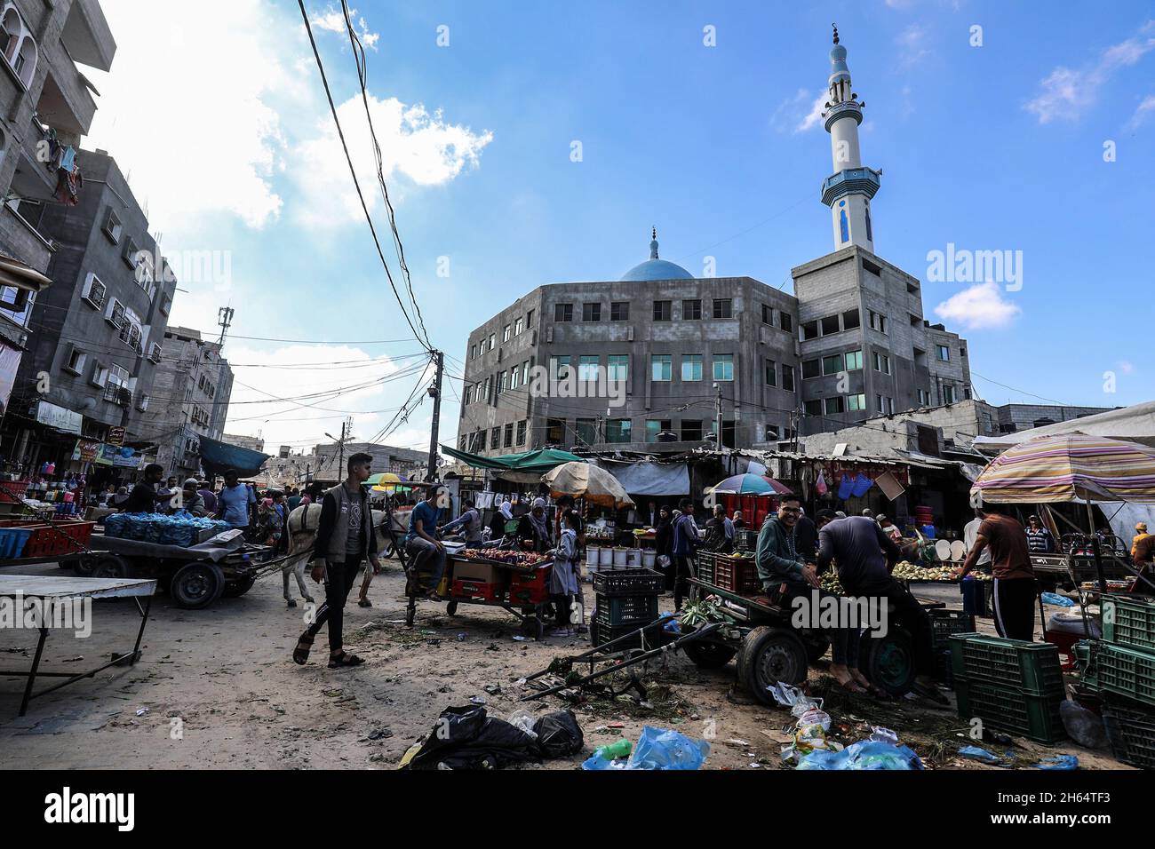 Les Palestiniens magasinent au marché central de Rafah, dans le sud de la bande de Gaza, le 04 novembre 2021. Banque D'Images