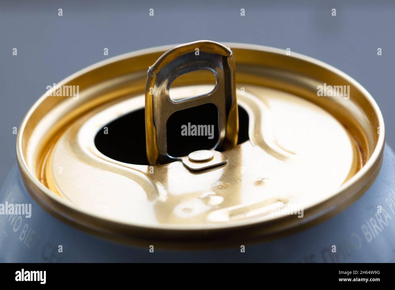 Boîte en aluminium pour boissons. Boîte en cuivre étain pour bière. Bol pour eau gazeuse. Capacité pour l'eau de fruits gazéifiée. Soda dans un récipient. Gros plan Banque D'Images