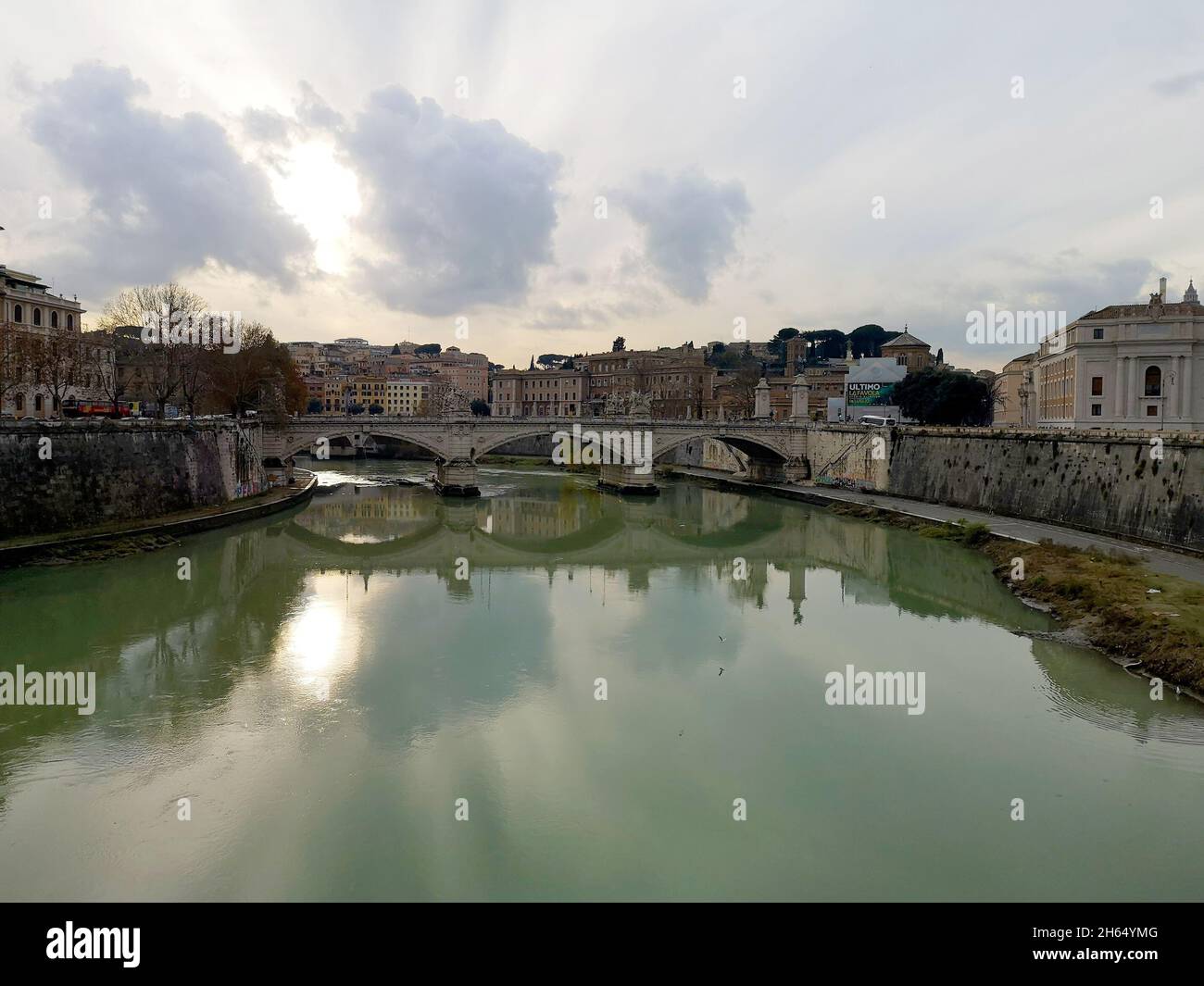 ROME, ITALIE - 20 décembre 2018 : un ciel spectaculaire au-dessus du Tibre entouré de bâtiments et de quartiers historiques. Banque D'Images