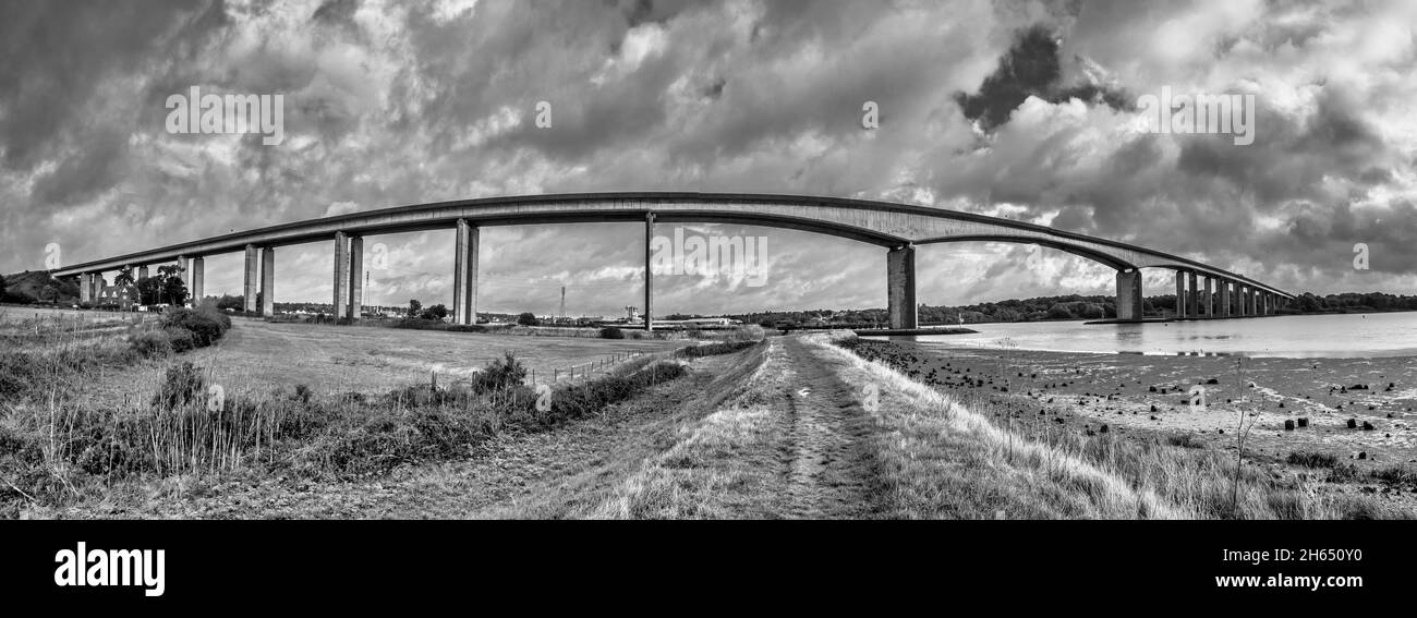 L'image est de la poutre en béton Orwell Road Bridge au-dessus de la rivière Orwell non loin de la ville d'Ipswich dans le comté de Suffolk dans l'est de l'Anglia Banque D'Images
